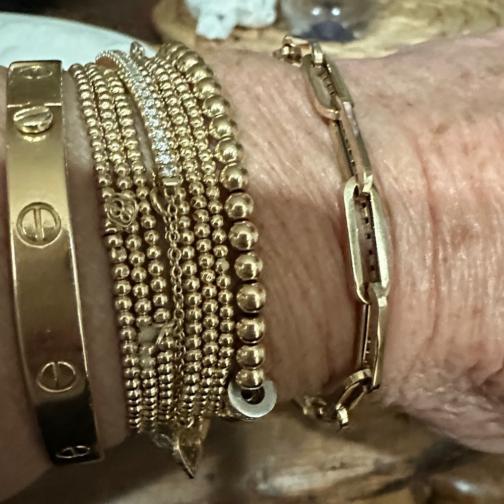 Elegant 14 kt Gold large link Bracelet 
Pair other bracelets or on its own. - Picture 4 of 7